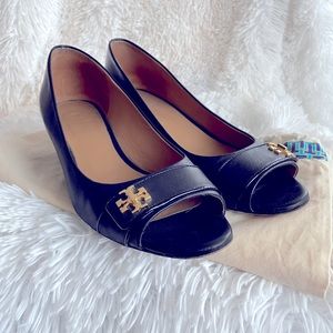 Tory Burch Logo Buckle Black Leather Wedge Size 7.5